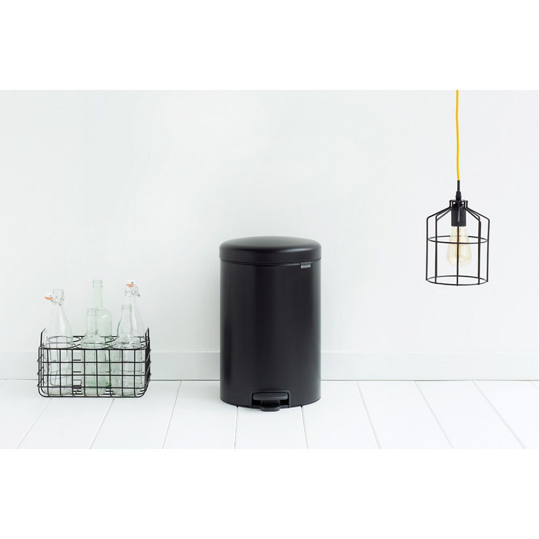 Pedal Bin newIcon, 20L Matt Black 8710755114106 Brabantia 1000x1000px 7 NR 2884