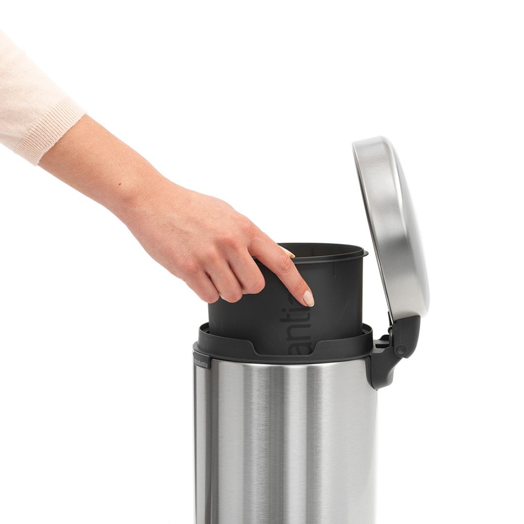 Pedal Bin newIcon, 3L Matt Steel Fingerprint Proof 8710755112164 Brabantia 1000x1000px 7 NR 3669