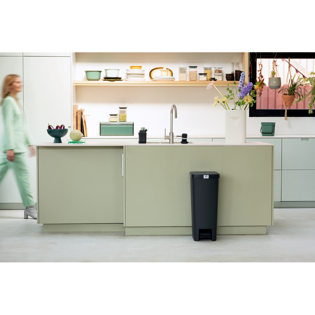 StepUp Pedal Bin 40L Dark Grey 8710755800023 Brabantia 96dpi 1000x1000px 7 NR 25030