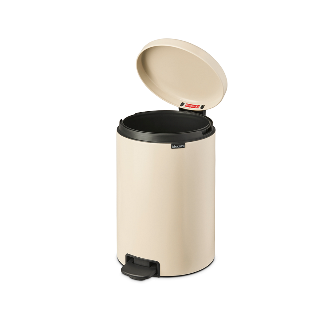 NewIcon Pedal Bin, 20L Soft Beige 8710755149948 Brabantia 96dpi 1000x1000px 7 NR 27493