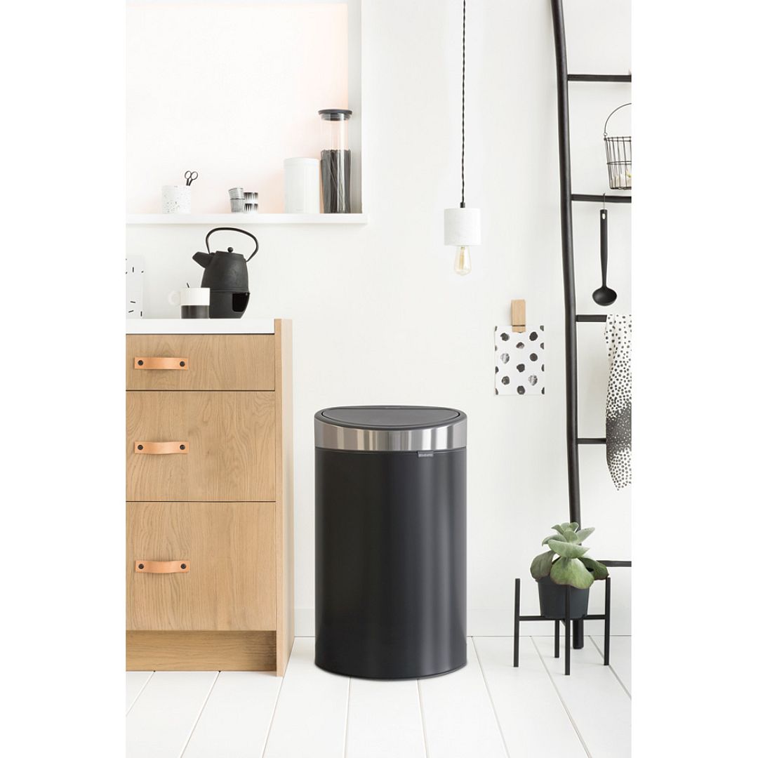 Touch Bin New, 40L Matt Black 8710755114847 Brabantia 96dpi 1000x1000px 7 NR 13322