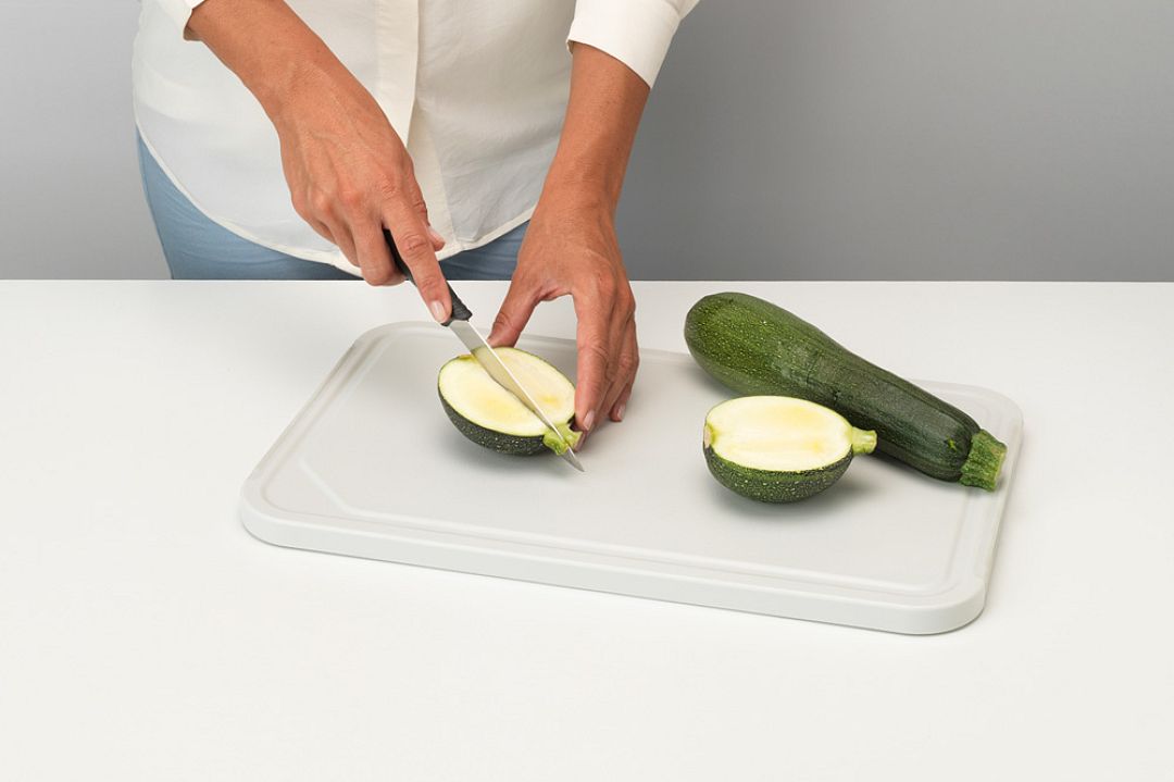 Chopping Board plus Serving Tray, TASTY+ Light Grey 8710755123146 Brabantia 96dpi 1000x666px 7 NR 17710