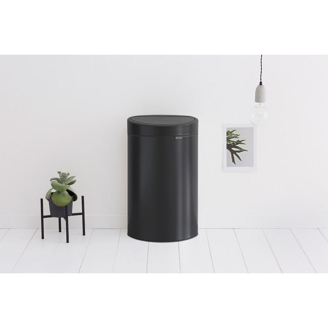 Touch Bin New, 40L Matt Black 8710755114946 Brabantia 96dpi 1000x1000px 7 NR 13341