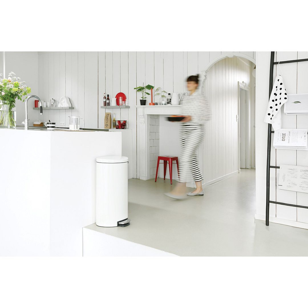 Pedal Bin FlatBack+, 30L White 8710755485206 Brabantia 1000x1000px 7 NR 6470