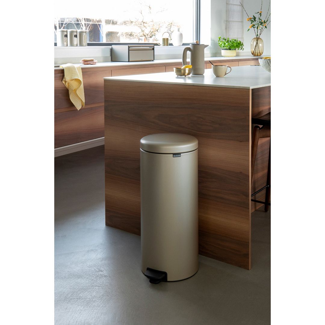 Pedal Bin newIcon, 30L Champagne 8710755304484 Brabantia 96dpi 1000x1000px 7 NR 20340