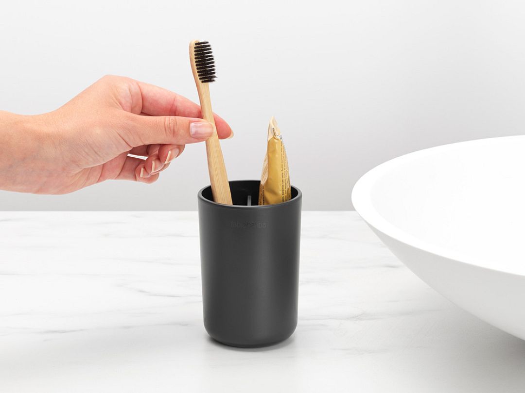 ReNew Toothbrush Holder Dark Grey 8710755280283 Brabantia 96dpi 1000x750px 7 NR 20058