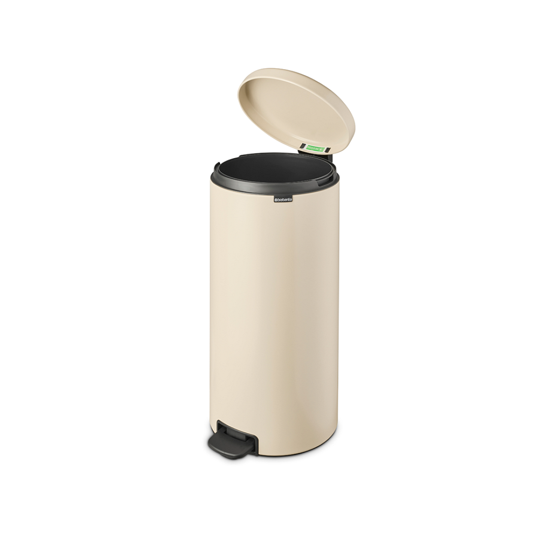 NewIcon Pedal Bin, 30L Soft Beige 8710755149962 Brabantia 96dpi 1000x1000px 7 NR 27500