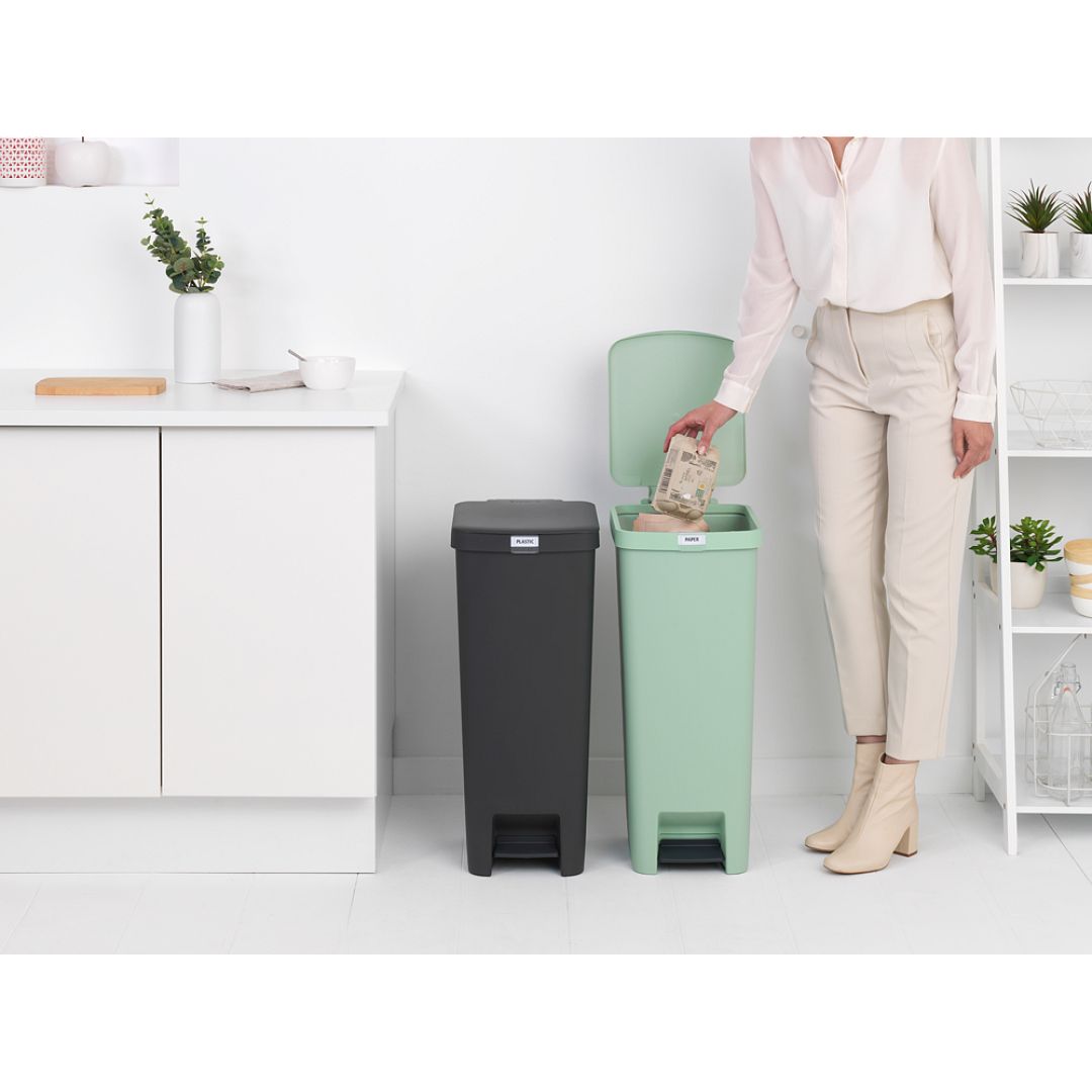 StepUp Pedal Bin 40L Dark Grey 8710755800023 Brabantia 96dpi 1000x1000px 7 NR 24945