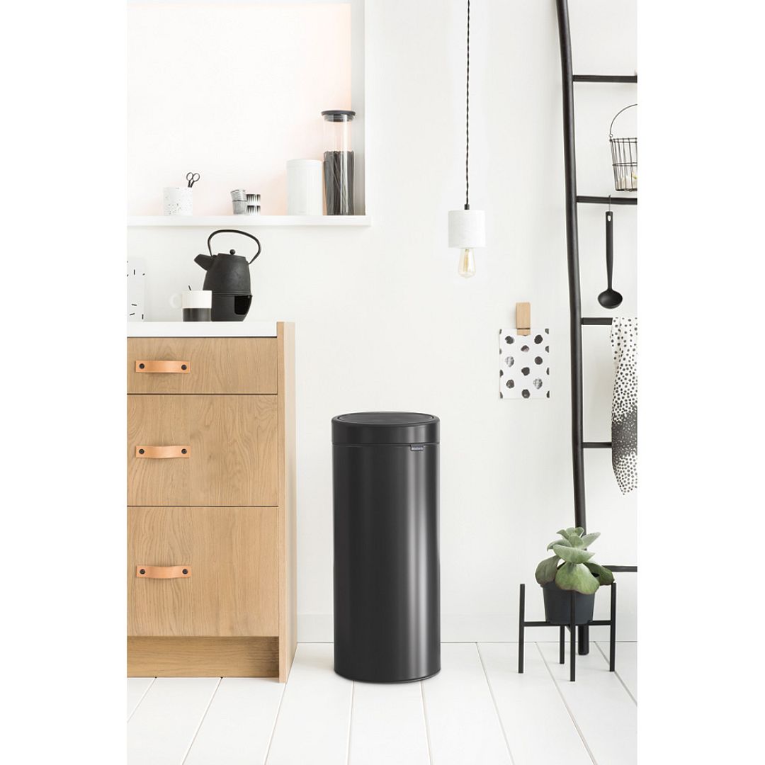 Touch Bin New, 30L Matt Black 8710755115301 Brabantia 96dpi 1000x1000px 7 NR 13383