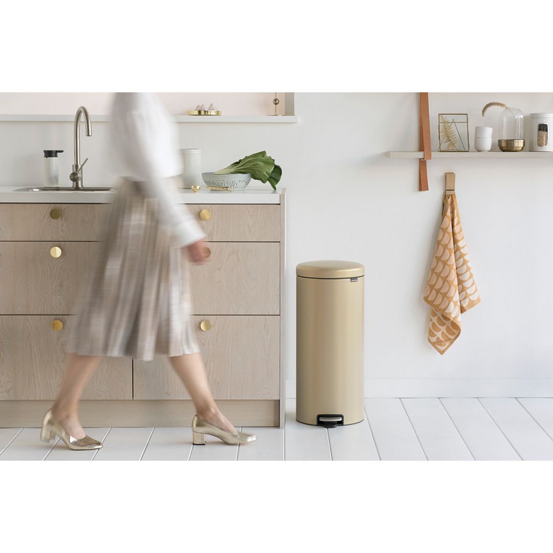 Pedal Bin newIcon, 30L Mineral Golden Beach 8710755115967 Brabantia 1000x1000px 7 NR 9208