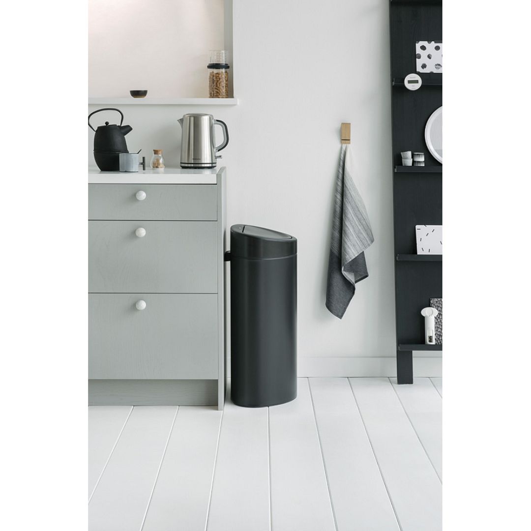 Touch Bin New, 40L Matt Black 8710755114946 Brabantia 1000x1000px 7 NR 11085