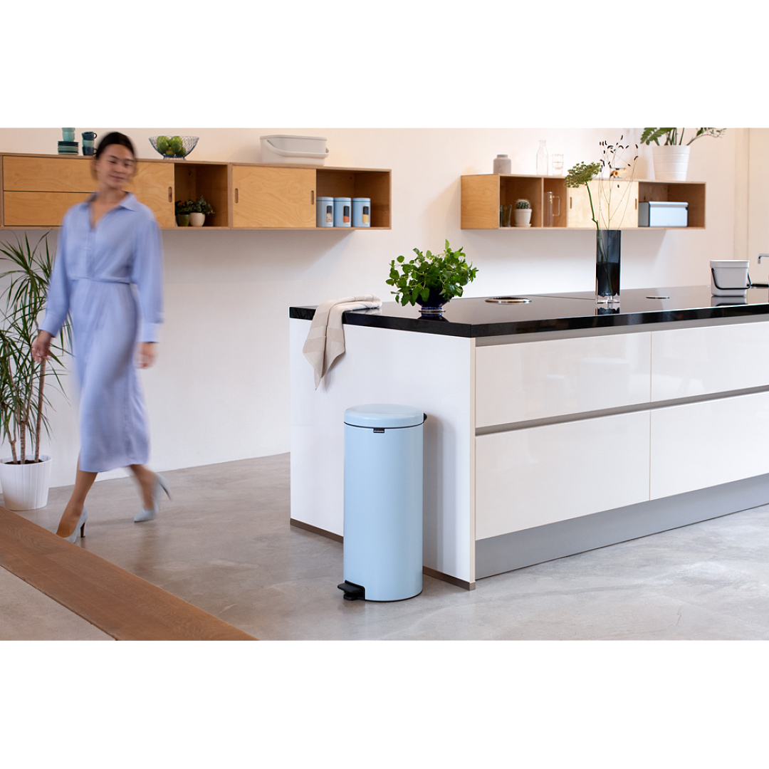 NewIcon Pedal Bin, 30L Dreamy Blue 8710755202667 Brabantia 96dpi 1000x1000px 7 NR 27328