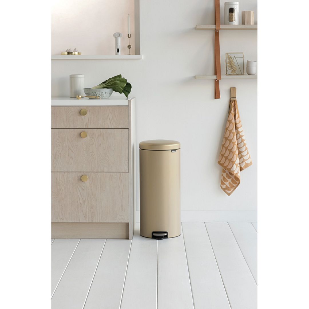 Pedal Bin newIcon, 30L Mineral Golden Beach 8710755115967 Brabantia 1000x1000px 7 NR 9207