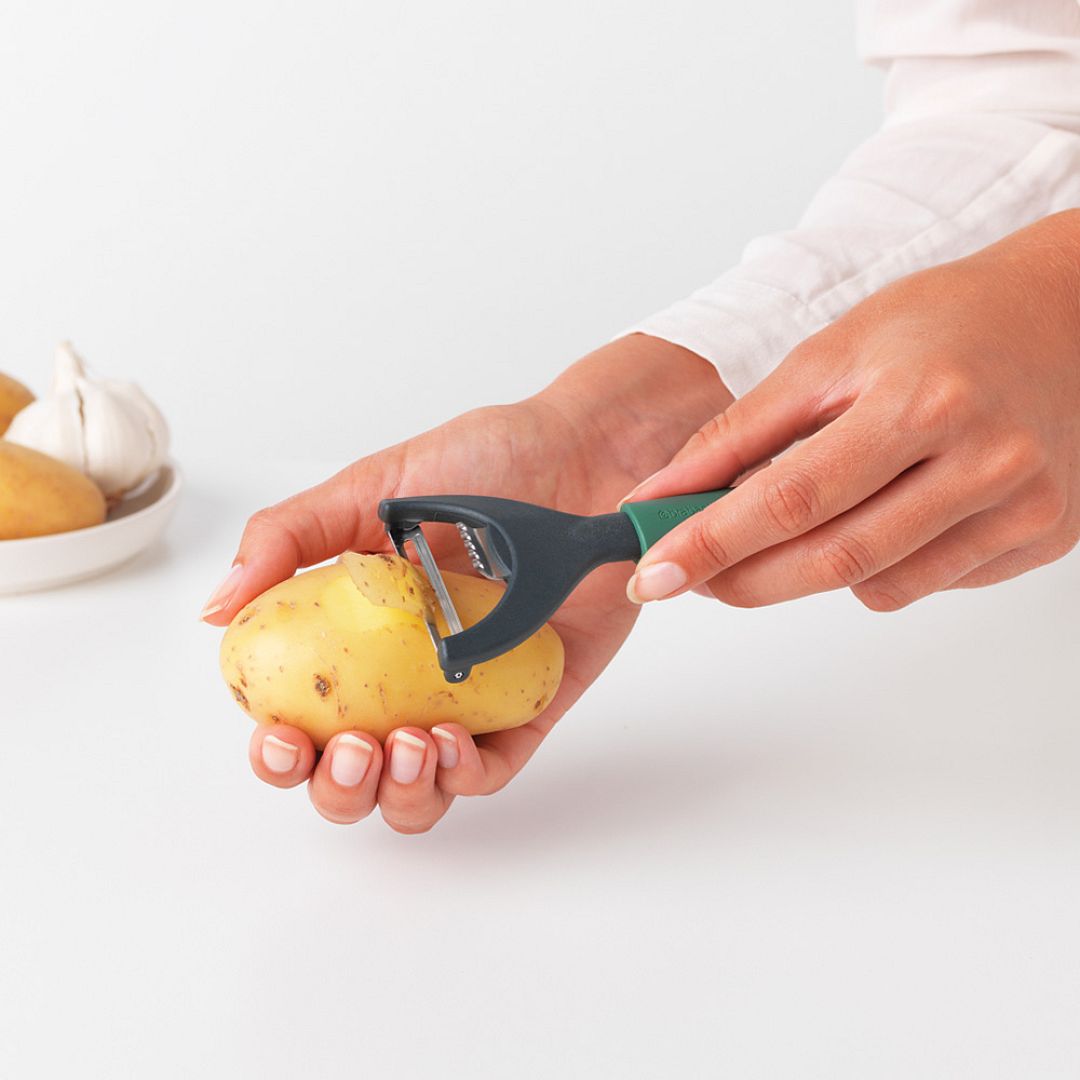 Food Y Peeler plus Zester, TASTY+ Fir Green 8710755122927 Brabantia 96dpi 1000x1000px 7 NR 15340